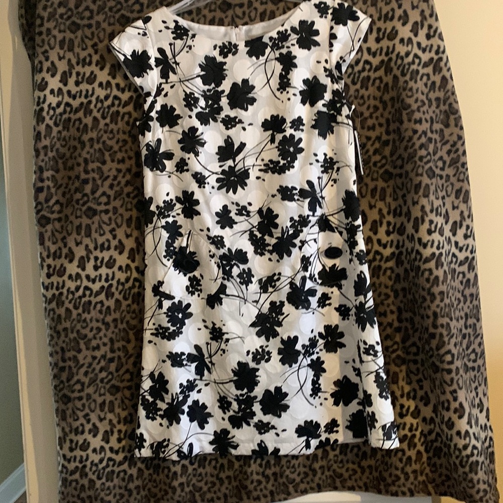 Black and white flower dress with capped sleeves with tags